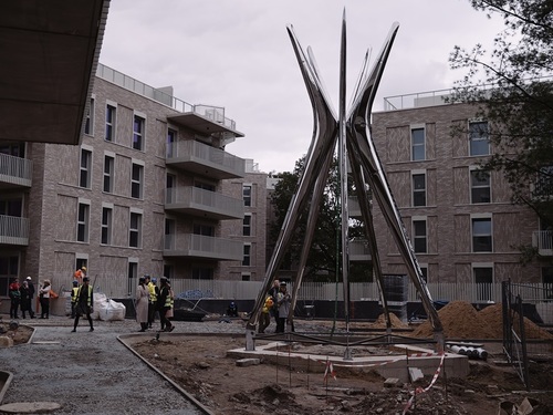 Nowa rzeźba Oskara Zięty wśród Apartamentów przy Parku Szczytnickim we Wrocławiu